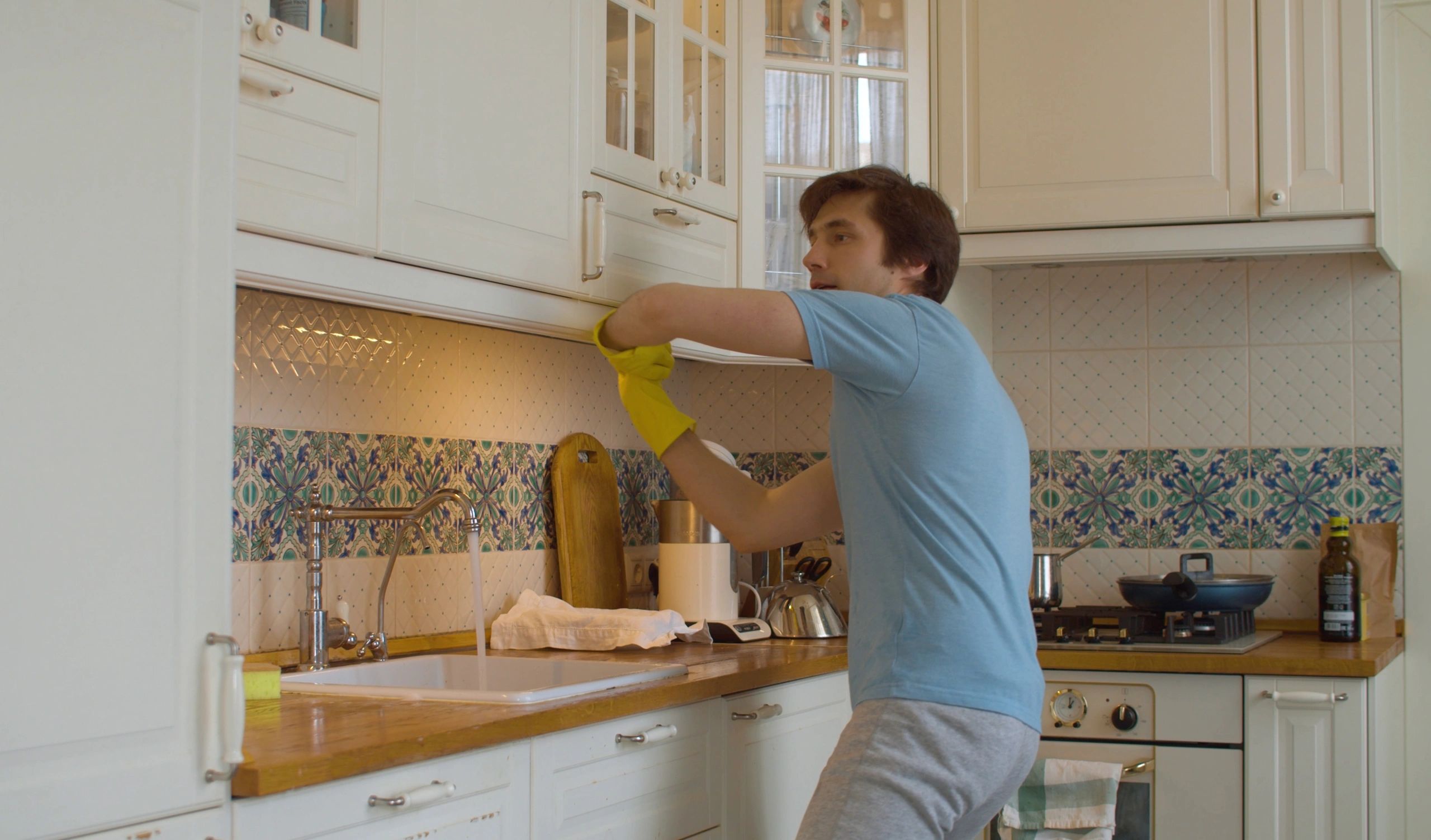 Kitchen cleaning service in progress